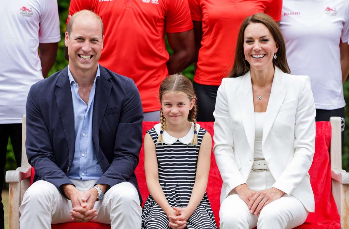 Brav bezopft: Prinzessin Charlotte mit ihren Eltern Prinz William und Herzogin Kate.