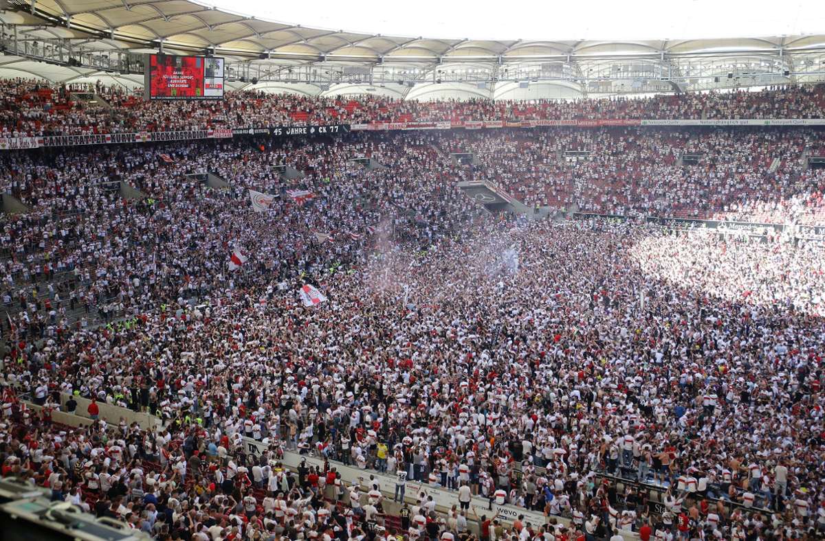 Ein Meer in Weiß und Rot: Nach der Rettung am letzten Spieltag gegen den 1. FC Köln fluteten die Fans des VfB den Innenraum. In unserer Bildergalerie blicken wir auf den 14. Mai 2022 zurück.