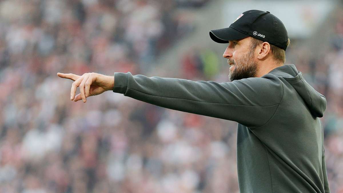 Da geht’s lang: VfB-Trainer Sebastian Hoeneß gibt die Richtung vor. In unserer Bildergalerie schauen wir auf die mögliche Startelf für die Partie bei Borussia Dortmund.
