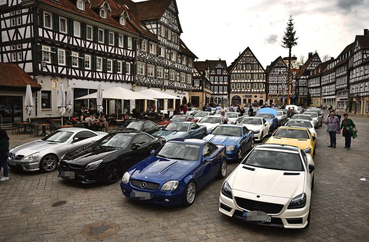 Rund 50 Mercedes SLK haben am Freitag in Schorndorf halt gemacht – das Event wurde von einer Community aus SLK-Fans organisiert.