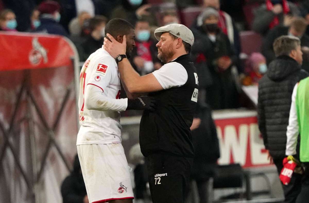 Umarmungen nach dem Spiel gegen den VfB Stuttgart.