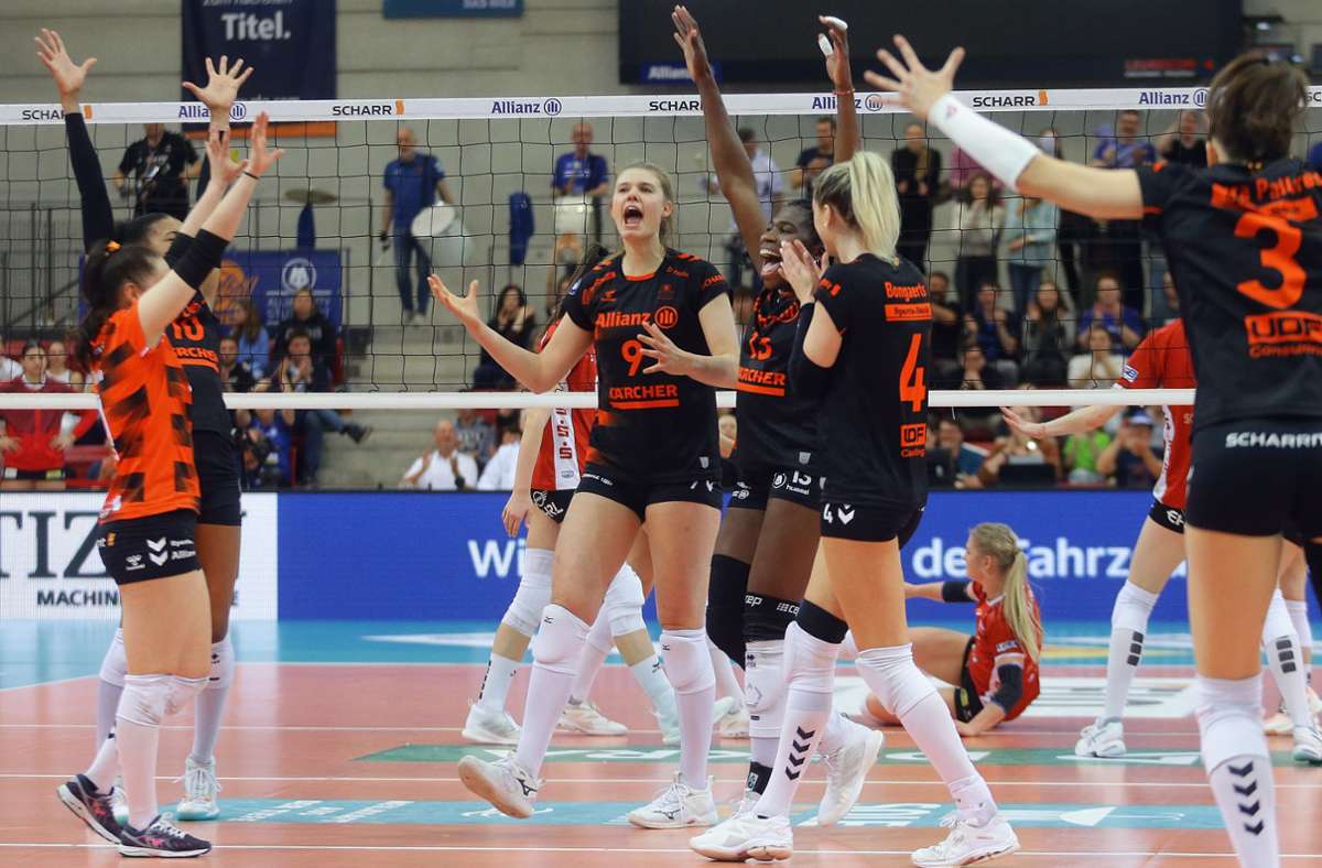 Kollektiver Jubel: Die Stuttgarter Volleyballerinnen freuen sich über den Sieg gegen den SC Potsdam – die besten und emotionalsten  Fotos des Spiels gibt es in unserer Bildergalerie. Klicken Sie sich durch!