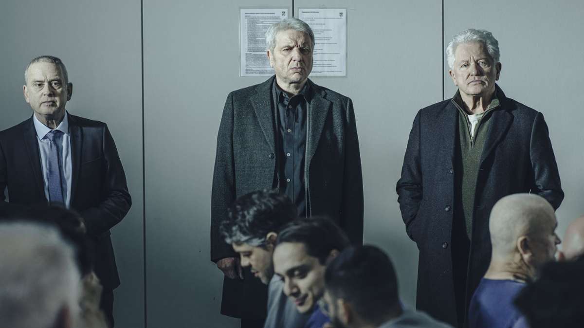 Im München „Tatort“ am 4.2. werden die Kriminalhauptkommissare Franz Leitmayr (Udo Wachtveitl, Mitte) und Ivo Batic (Miroslav Nemec, rechts) in der   JVA vom  Gefängnisdirektor (Thomas Huber, links) empfangen.