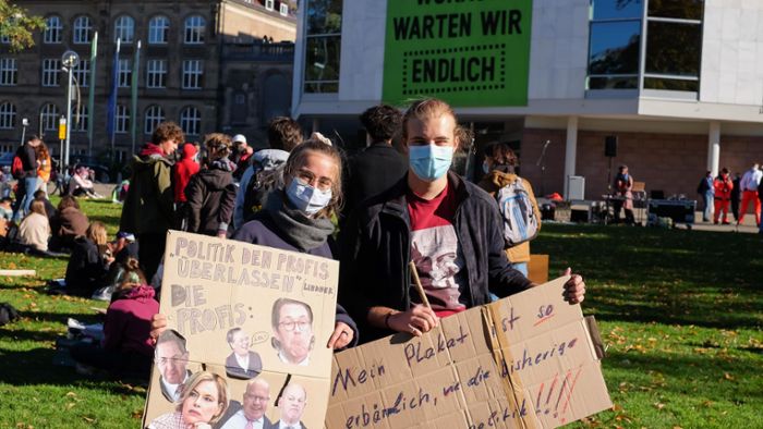 Hunderte Menschen gehen in Stuttgart und Karlsruhe auf die Straße