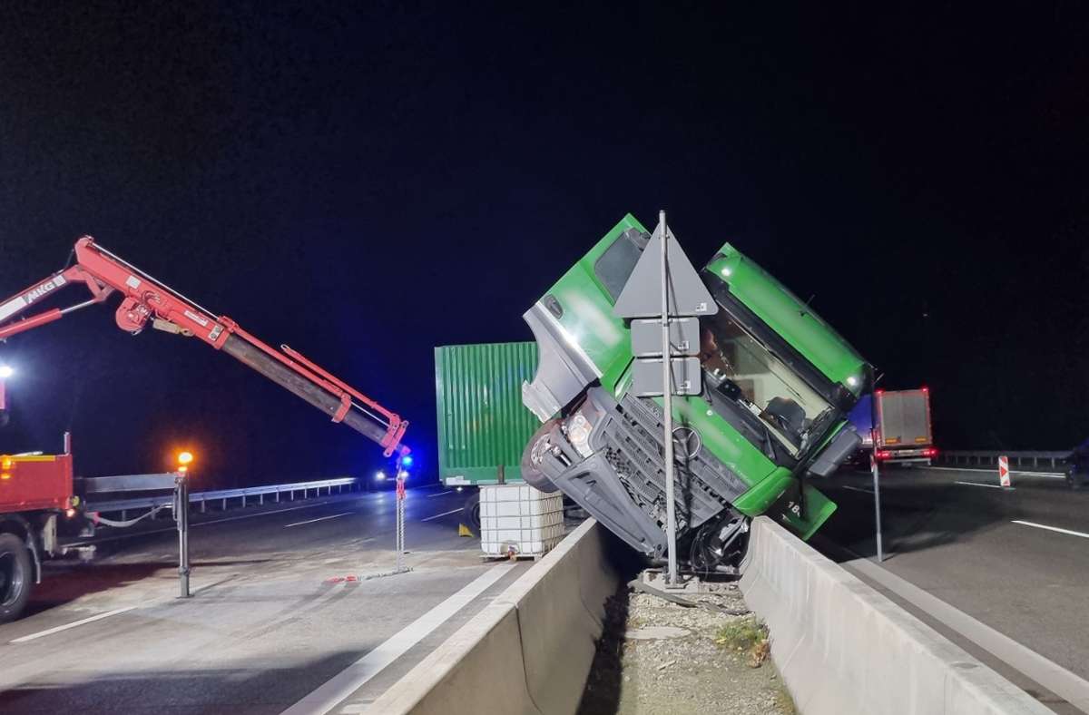 Unfall auf Autobahn 5: Laster bleibt zwischen Betonleitplanken liegen