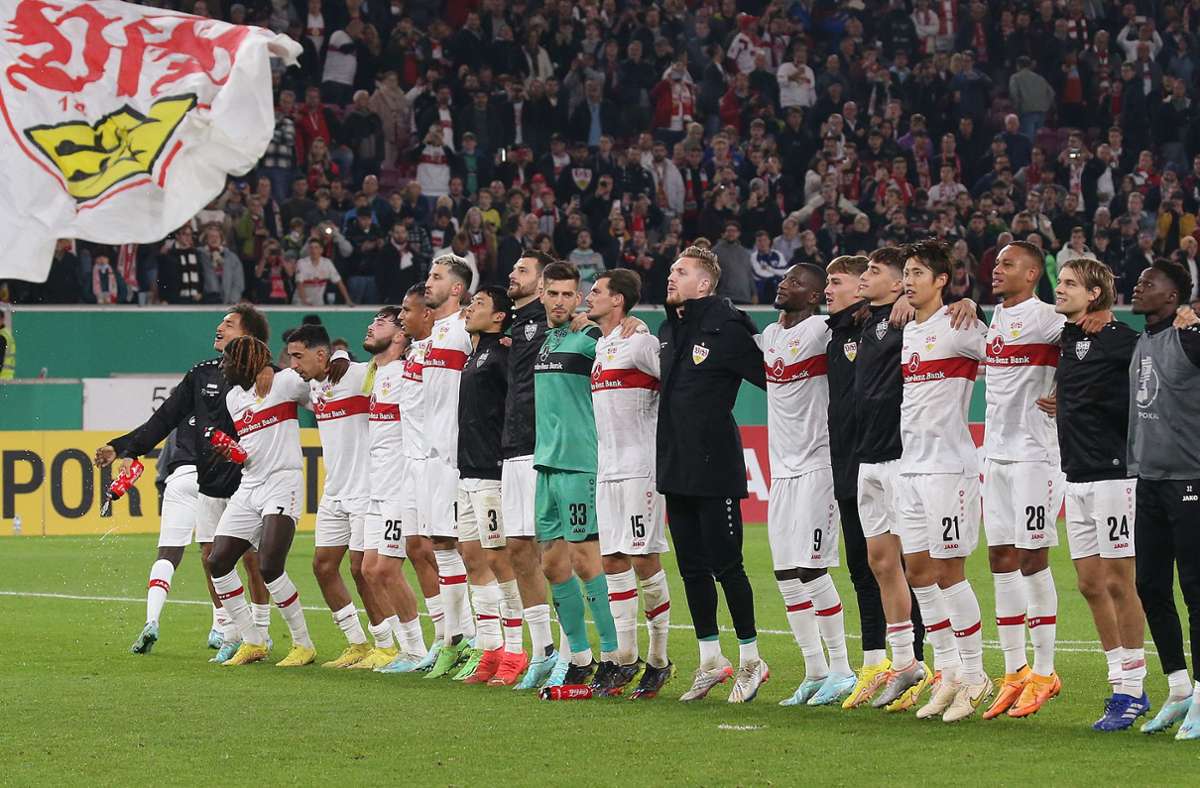 Es gibt wieder etwas zu feiern. Die VfB-Profis jubeln mit ihren Fans. Weitere Fotos vom 6:0-Kantersieg gegen Arminia Bielefeld finden Sie in unserer Bildergalerie.