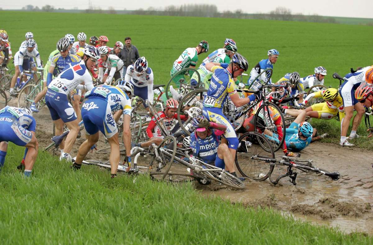 Auch diverse Massenstürze prägen das Bild des Klassikers Paris-Roubaix, der diesmal aufgrund der Pandemie vom Frühjahr in den Herbst verschoben wurde.