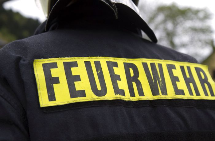 Polizei ermittelt wegen möglicher Brandstiftung: Mercedes gerät in Schönaich in Brand
