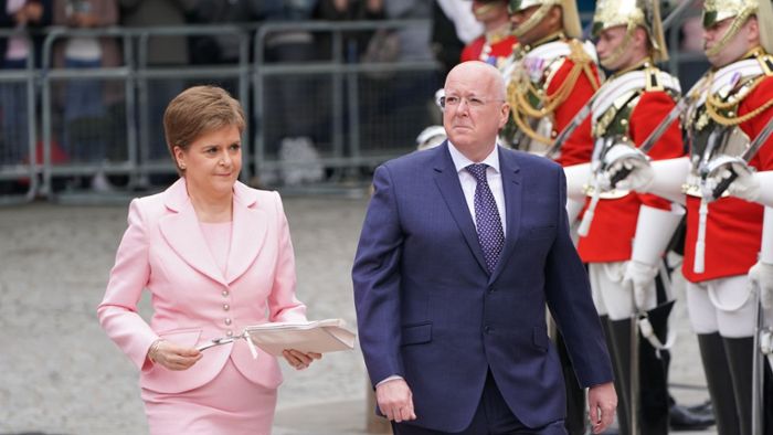 Schottland: Berichte: Mann schottischer Ex-Regierungschefin angeklagt