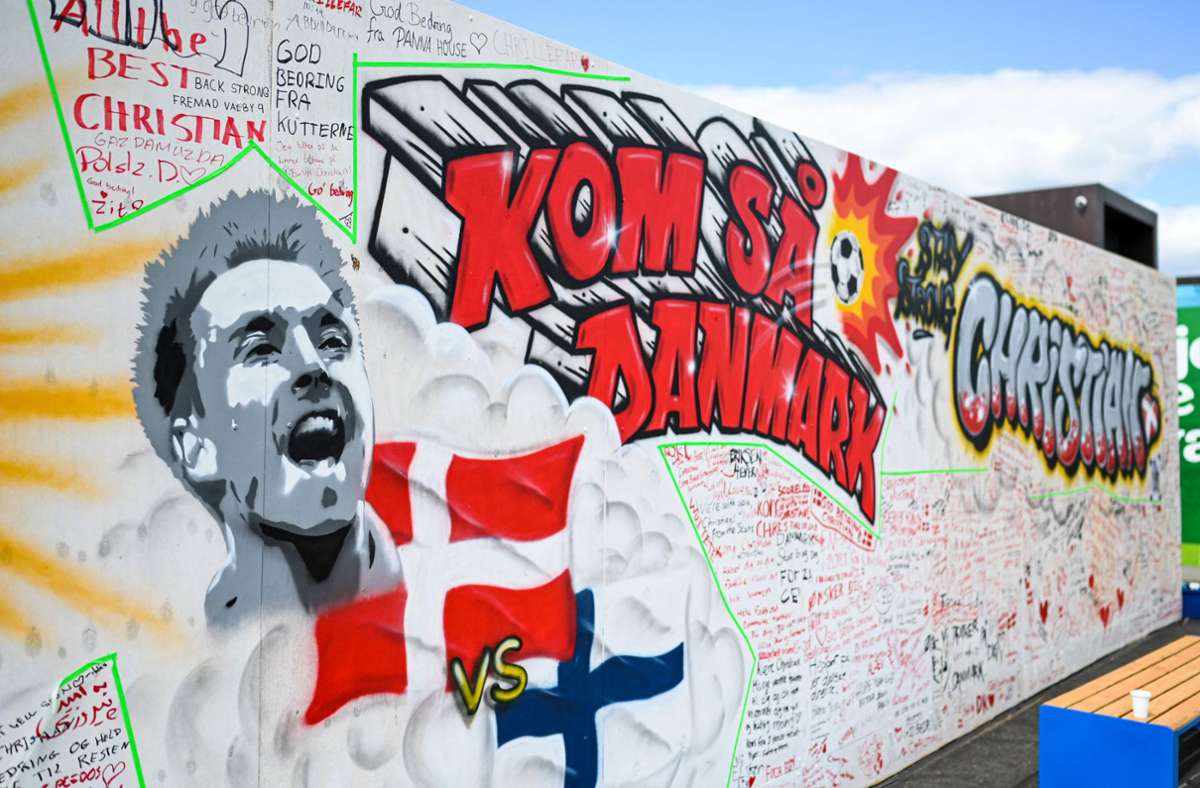 In Kopenhagen haben Fans Christian Eriksen an einer Wand Botschaften hinterlassen.