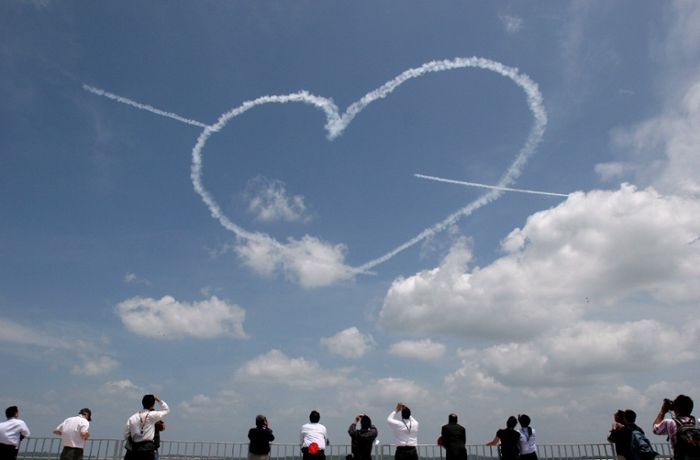 Ein Herz am Abendhimmel: Liebesbotschaft statt Flugzeugabsturz