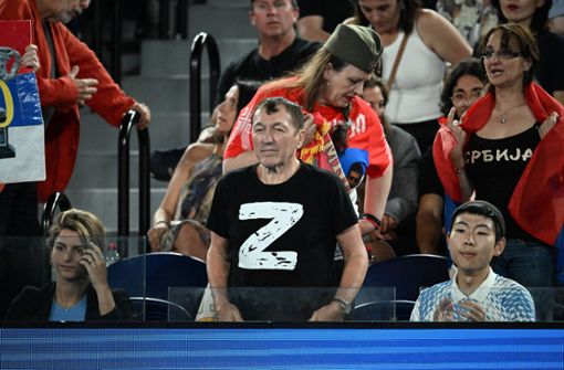 Ein russischer Fan zeigt sich während des Viertelfinales zwischen Novak Djokovic und Andrej Rublew mit dem „Z“ auf der Brust. Foto: IMAGO/AAP/IMAGO/JAMES ROSS