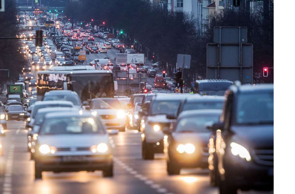 Wie viele Autos passen noch in die Städte? Foto: picture alliance/dpa/Michael Kappeler