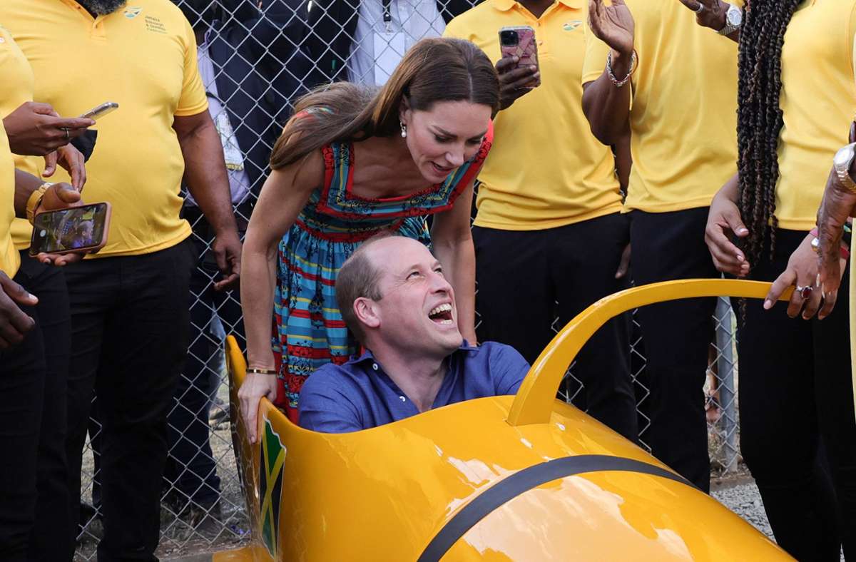 Probesitzen im „Cool Runnings“-Bob: Herzogin Kate und Prinz William in Trenchtown.