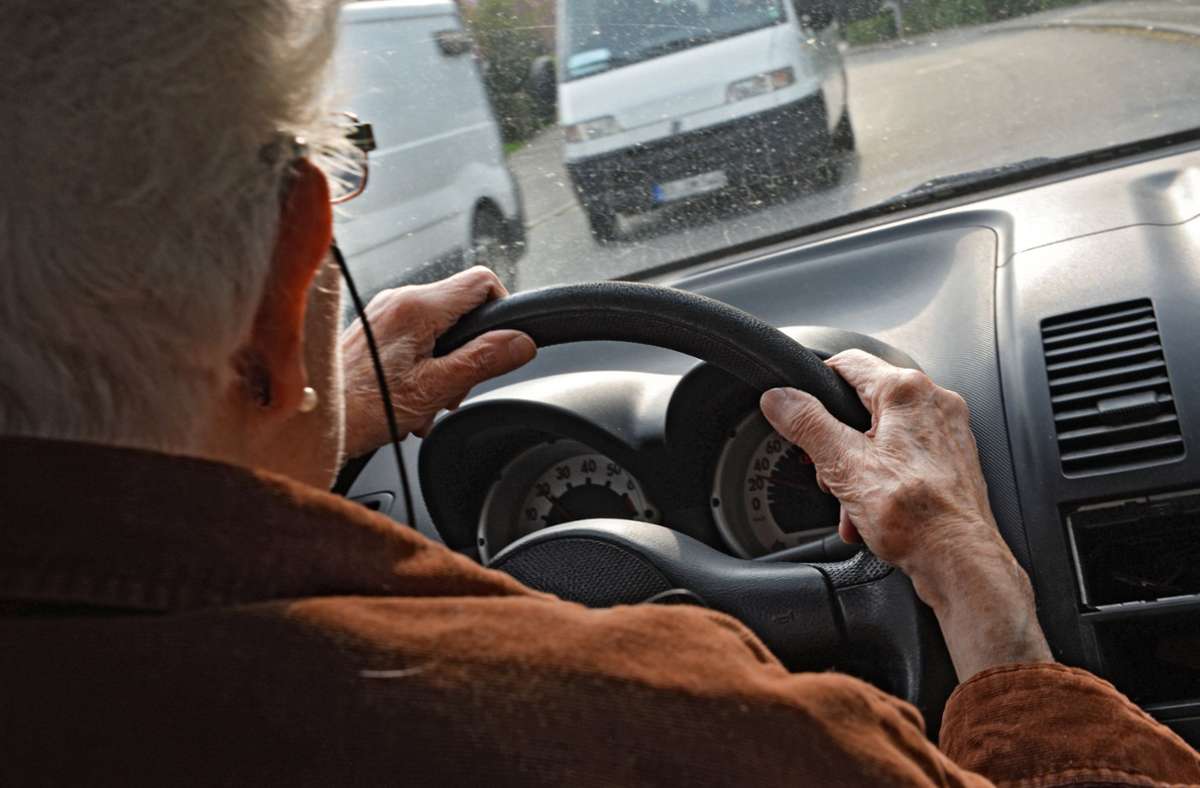 87-Jähriger verwechselt Gas mit Bremse: Zwei Autos 15 Meter weit geschoben