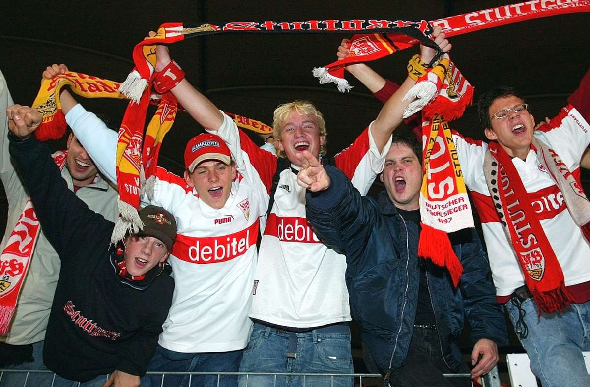 Die VfB-Fans feiern bis tief in die Nacht den historischen Erfolg.  Stolz zeigen sie ihre Schals.