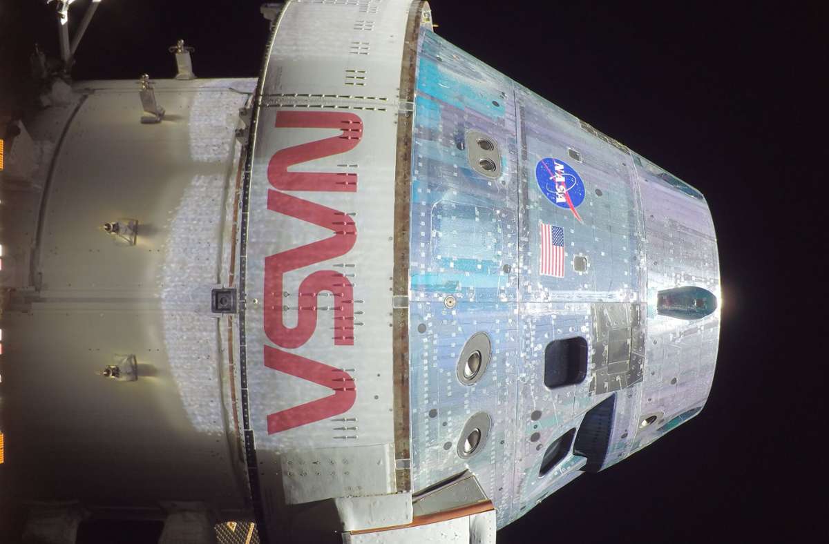 Die „Orion“-Raumkapsel der Nasa im Weltraum am dritten Tag der „Artemis-1“-Mission. Das „Selfie“ wurde von einer Kamera aufgenommen, die an dem Raumschiff montiert ist.