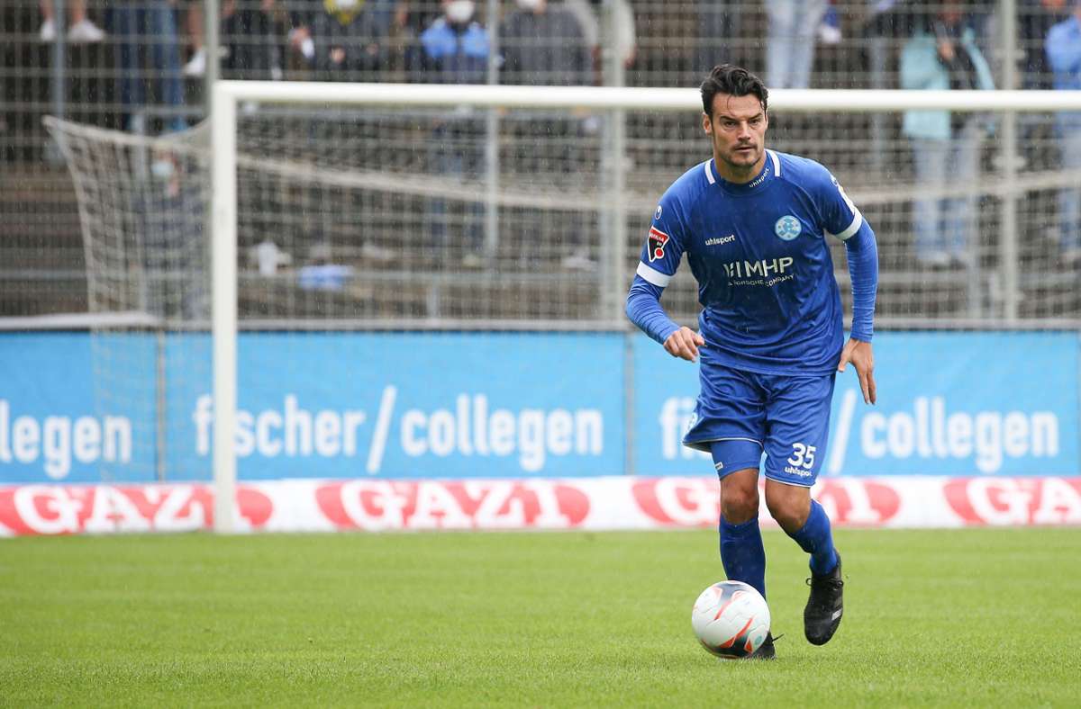 Julian Leist von den Stuttgarter Kickers am Ball