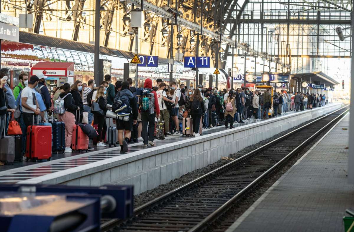 Zahlreiche Reisende warten am frühen Morgen im Frankfurter Hauptbahnhof auf einen ICE nach Berlin.