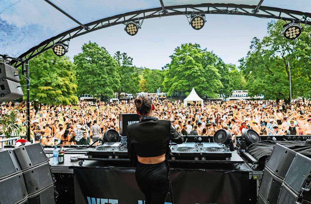 Wet Open Air in Sindelfingen: Über 10 000 Techno-Fans feiern im Sindelfinger Freibad