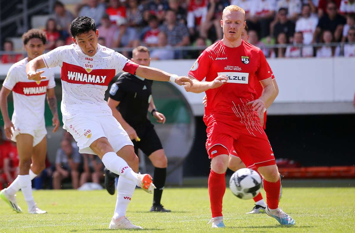 Wataru Endo (li.) hat mit dem VfB Stuttgart di zweite Pokalrunde erreicht.