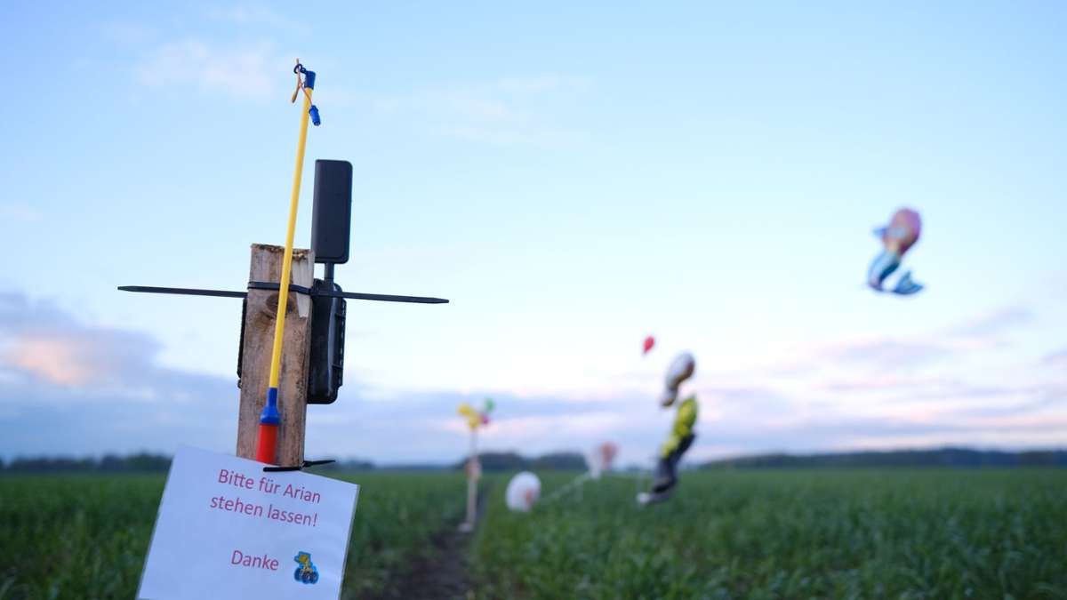 Ballons, Süßigkeiten und eine Wildkamera stehen auf einem Feld bei Bremervörde. Von dem vermissten sechs Jahre alten Jungen aus dem niedersächsischen Bremervörde fehlt noch immer jede Spur.