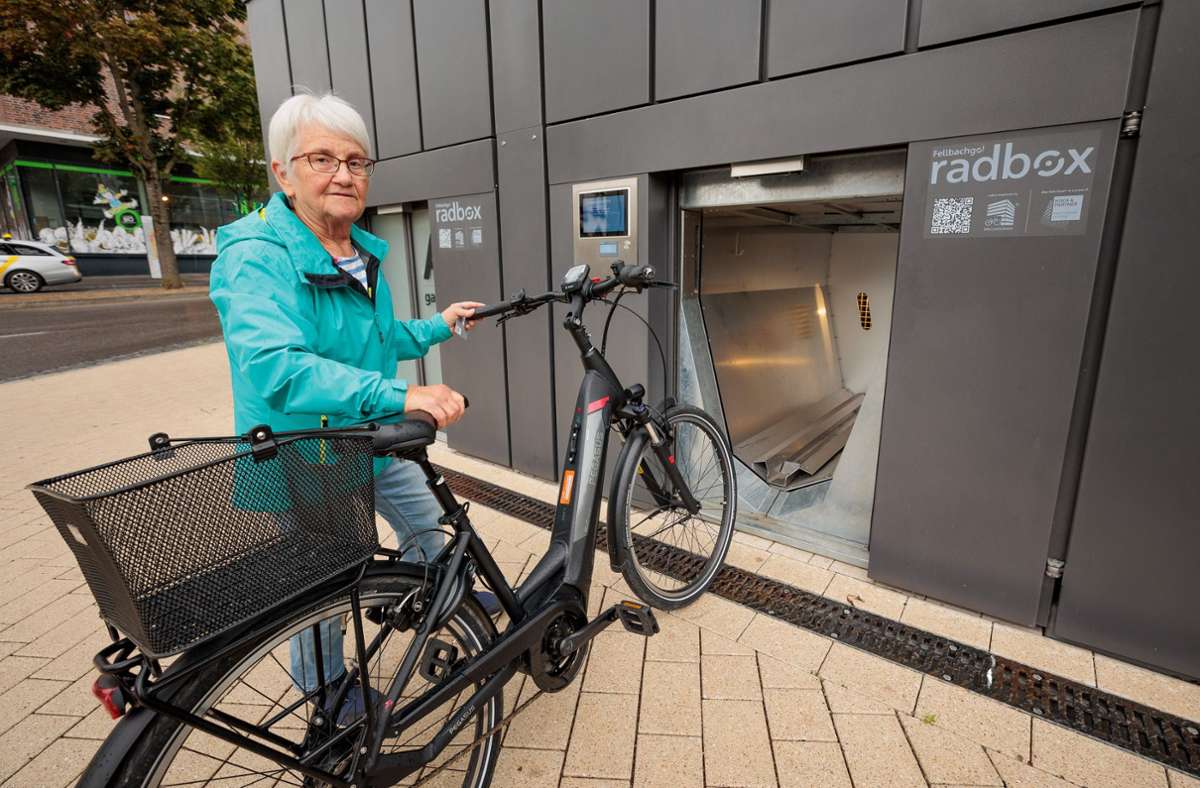 Gisela Puppa aus Schmiden nutzt das Radparkhaus in ihrem Alltag.