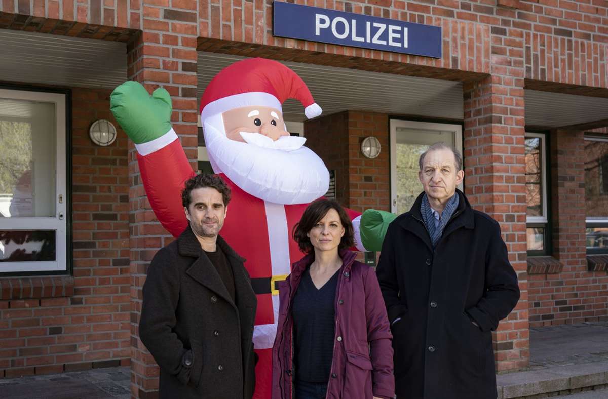 Das Team von „Nord Nord Mord“ (von links: Oliver Wnuk, Julia Brendler, Peter Heinrich Brix) bekommt Stress mit Weihnachtsmännern.