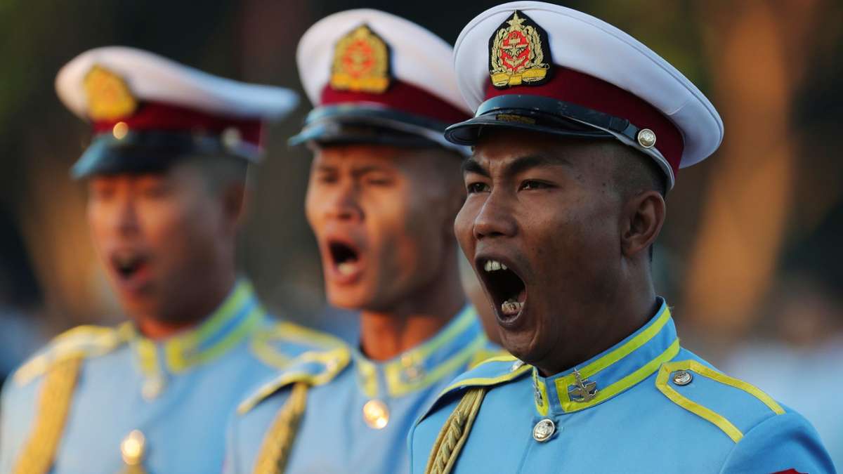 Hochrangige Soldaten während einer Zeremonie zum 76. Jahrestag der Unabhängigkeit Myanmars in Naypyitaw.