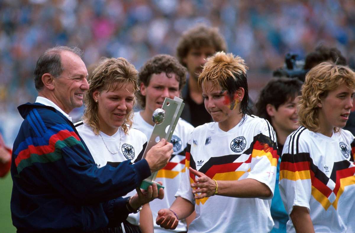 Der erste große Erfolg: Bundestrainer Gero Bisanz (links) übergibt Ursula Lohn (2.v.r.) den Pokal für den EM-Sieg 1989. In unserer Bildergalerie lassen wir die Entwicklung der vergangenen Jahrzehnte Revue passieren.
