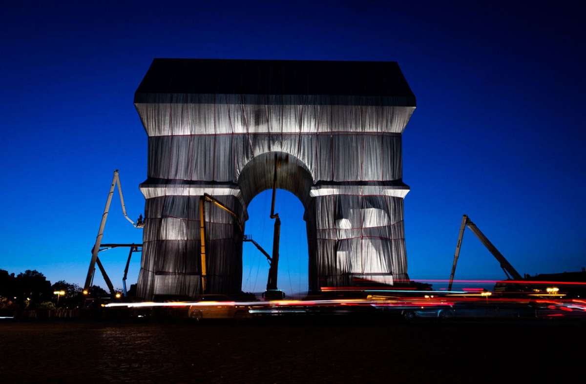 Christo und Jeanne-Claude: Pariser Triumphbogen ist verhüllt