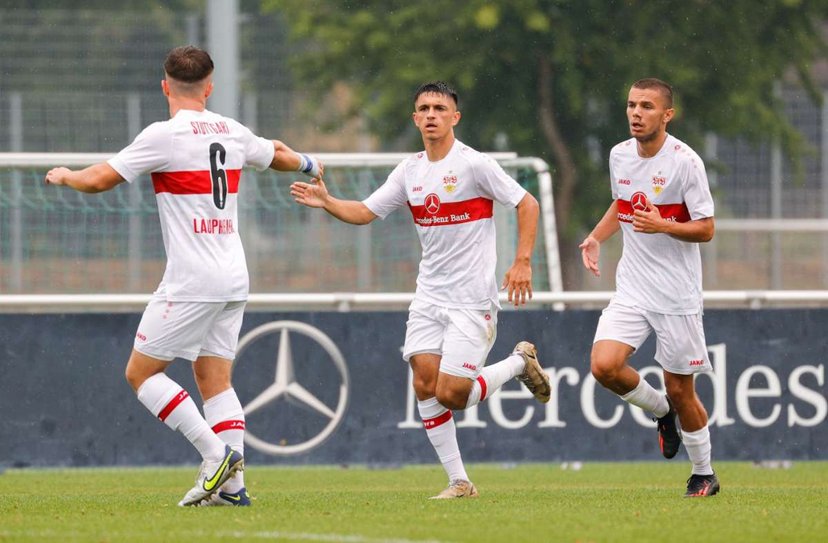 Lukas Laupheimer, Jannis Boziaris und Babis Drakas (v. li.) bejubeln den Anschlusstreffer des VfB II durch Boziaris.