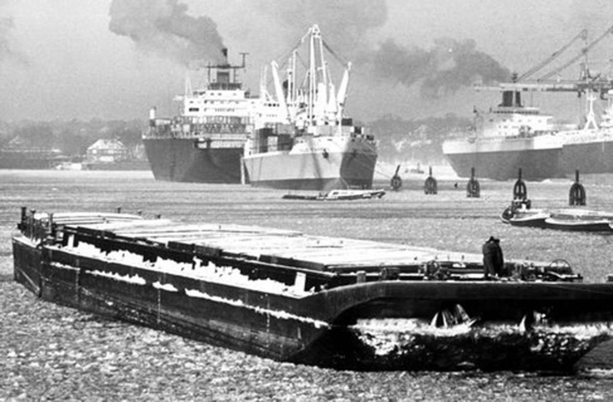 Frachtschiffe kommen auf der zugefrorenen Elbe nur im Schritttempo voran.