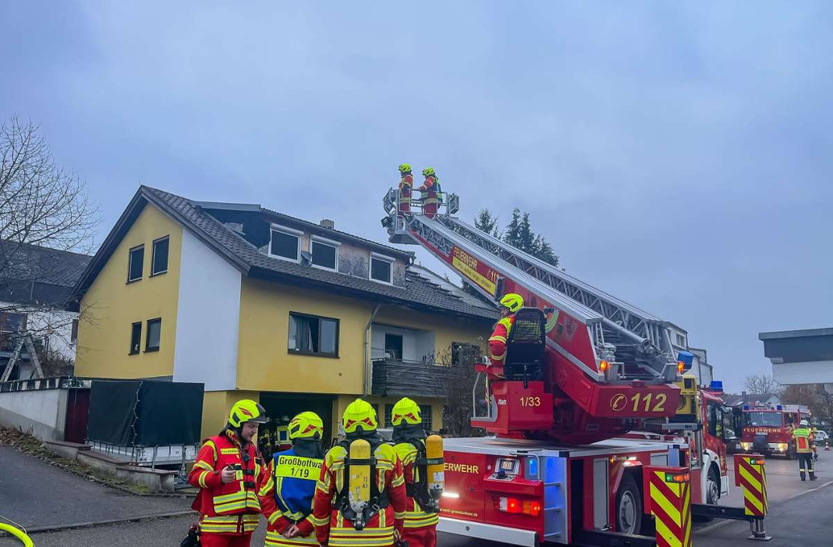 Gegen 8.30 Uhr soll das Feuer in dem Einfamilienhaus in Mundelsheim ausgebrochen sein. Foto: KS-Images.de / Karsten Schmalz/Karsten Schmalz