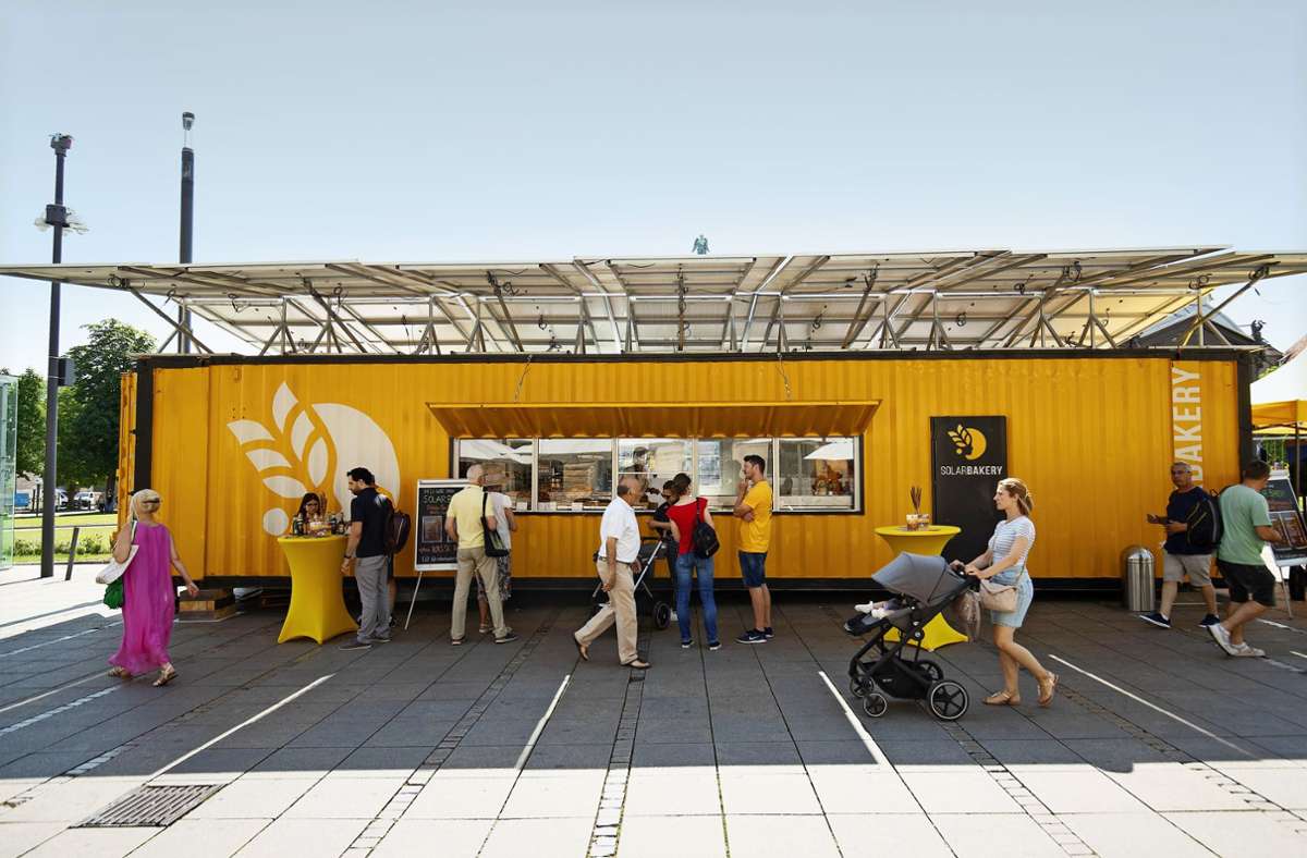 Ein Blickfang: Die gelbe Containerbäckerei steht derzeit auf dem Schlossplatz in Stuttgart. Klicken Sie sich durch die Bildergalerie.