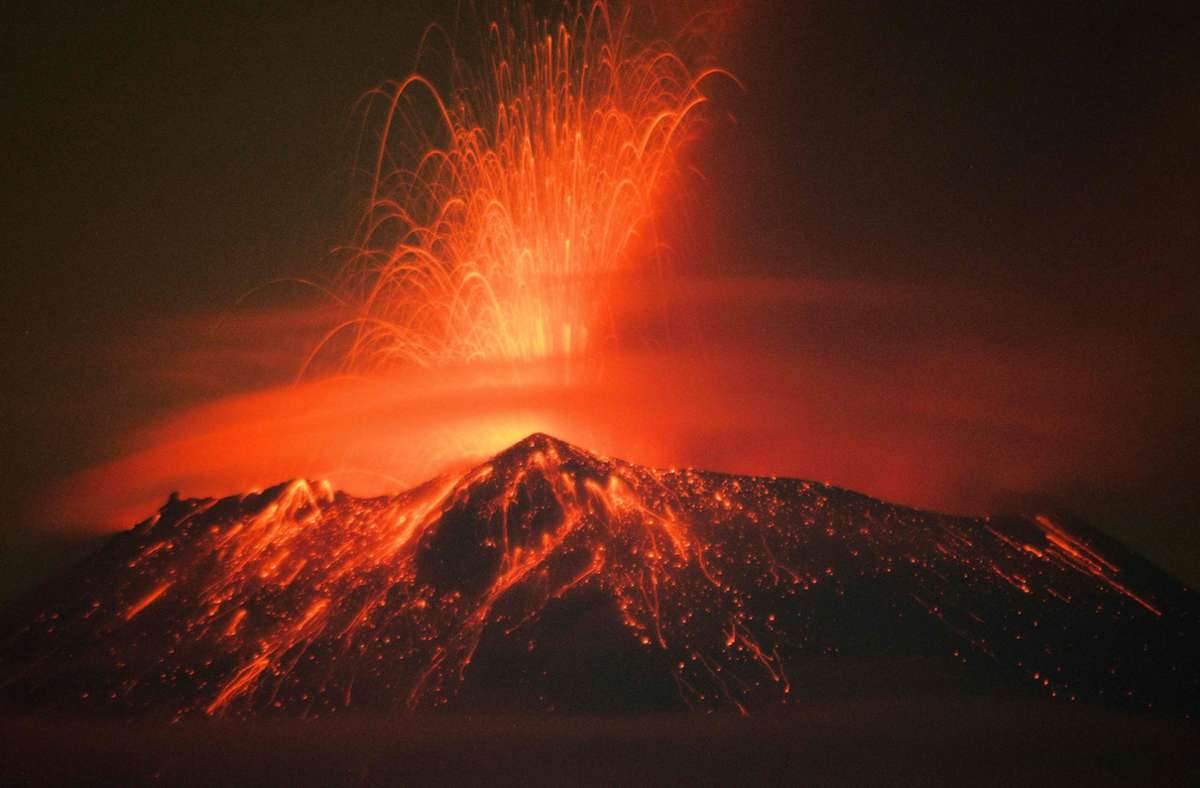 20. Mai 2023 : Der Vulkan Popocatépetl schleudert glühende Lava in den Abendhimmel.