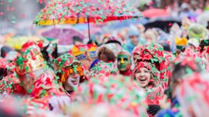 Weiber-Nass-Nacht: Karnevalisten trotzen dem Regen