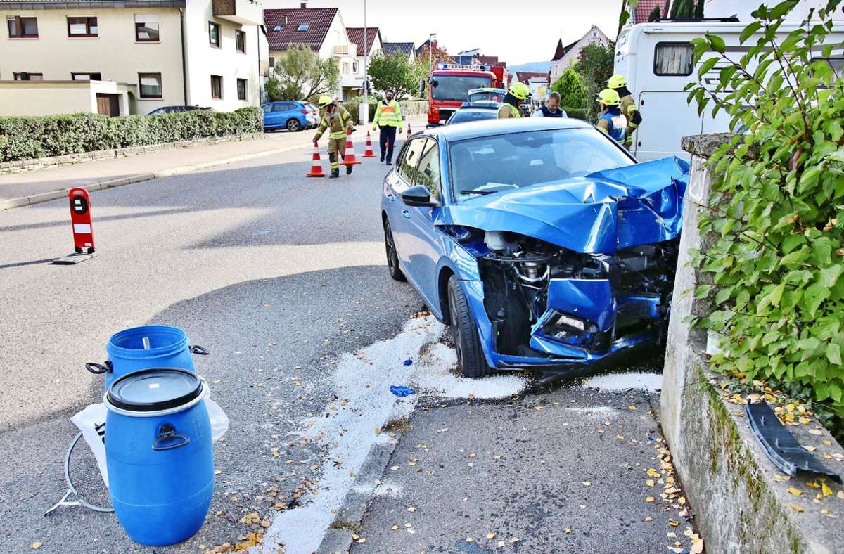 Unfall in Kernen: Auto kracht gegen Gartenmauer