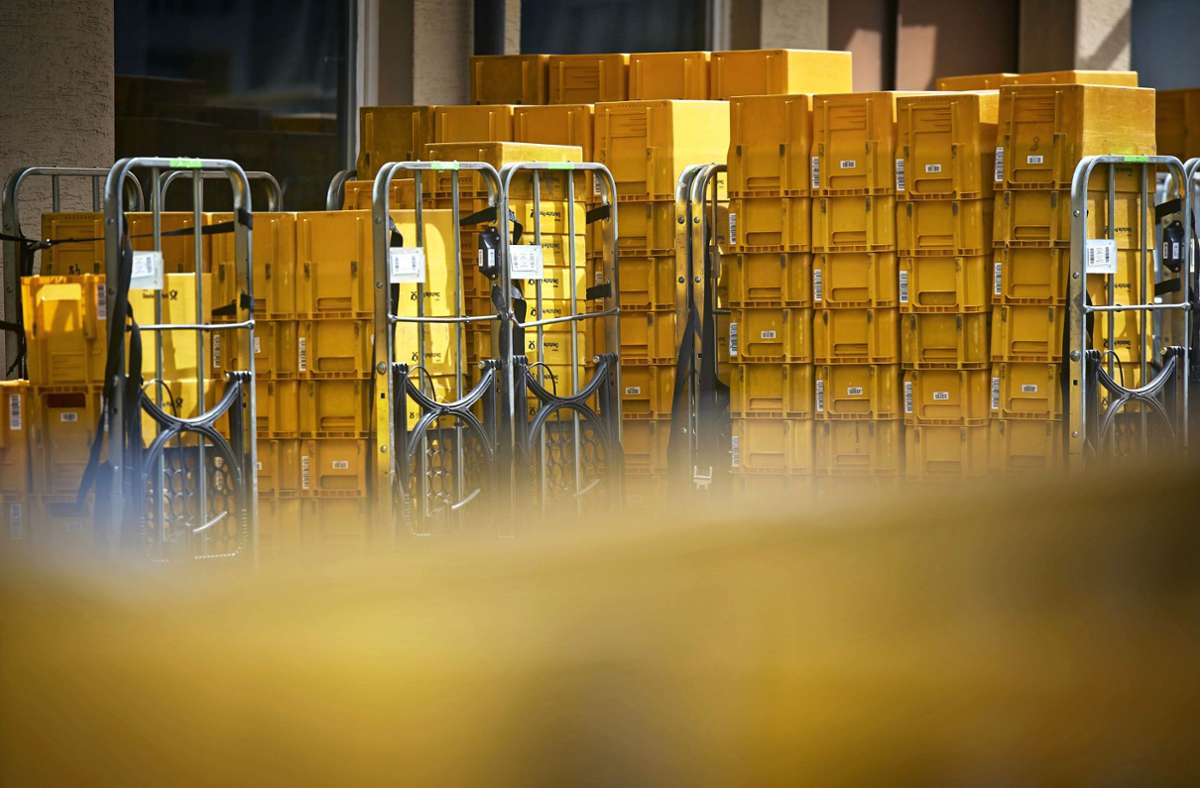Gelbe Brief-Aufbewahrungsbehälter –  ein Anblick ohne Zukunft: Der Zustellstützpunkt in Fellbach wird jetzt verlagert.