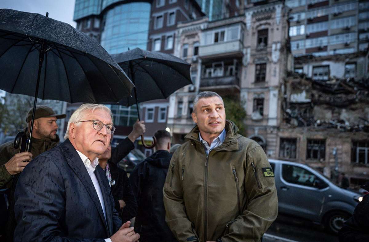 Bundespräsident Frank-Walter Steinmeier (links) sah sich mit Vitali Klitschko, Bürgermeister von Kiew, die Folgen der jüngsten russischen Angriffe in der Hauptstadt an.