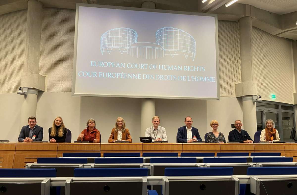Vertreter des Gemeinderats und der Stadtverwaltung zu Gast bei einem deutschen Richter (Mitte) des Europäischen Gerichtshofs für Menschenrechte
