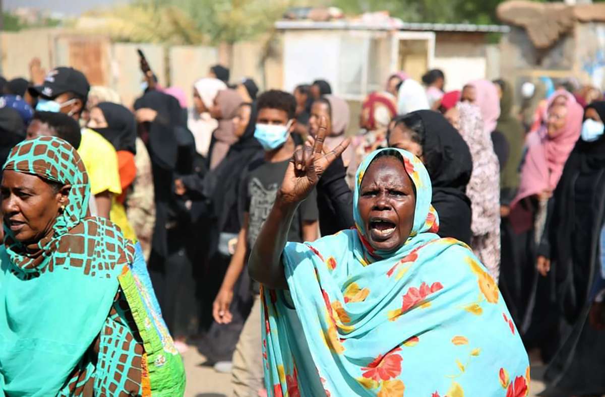 Viele Menschen im Sudan protestieren gegen die Machtübernahme durch die Militärs. Foto: dpa/Ashraf Idris