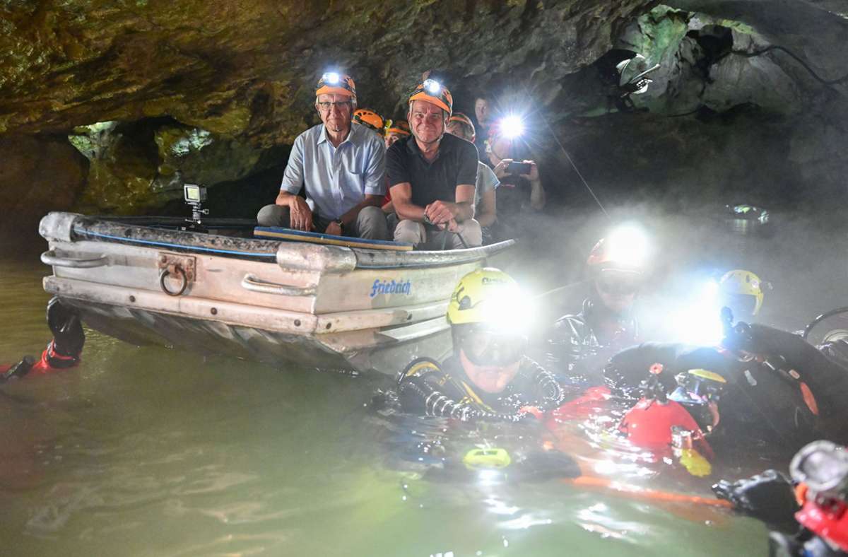 Wimsener Höhle auf der Schwäbischen Alb: Kretschmann und Strobl beobachten Test-Tauchrettung