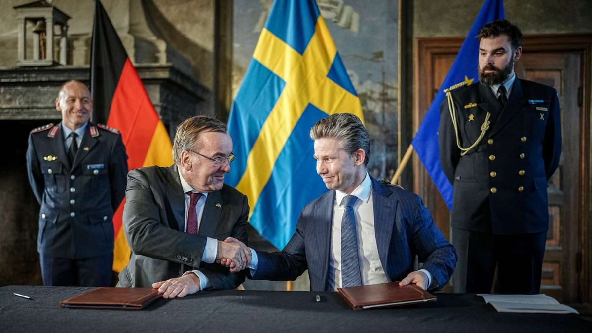 Bundesverteidigungsminister Boris Pistorius und sein schwedischer Amtskollege Pal Jonson unterzeichnen in Stockholm im Schloss Karlberg eine Absichtserklärung.