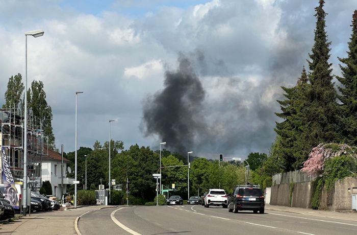 Rauchsäule in Böblingen: Transporter steht in Flammen