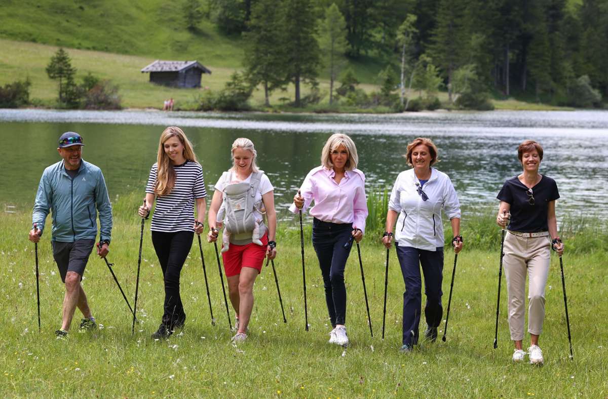 Die Neureuthers wandern mit Carrie Johnson (im gestreiften T-Shirt), Brigitte Macron (in rosa), Britta Ernst (in weiß) und Amélie Derbaudrenghien (in schwarz).