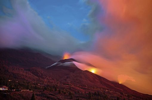 Asche- und Lavawolken kommen aus dem Vulkan Cumbre Vieja. Foto: dpa/Kike Rincón