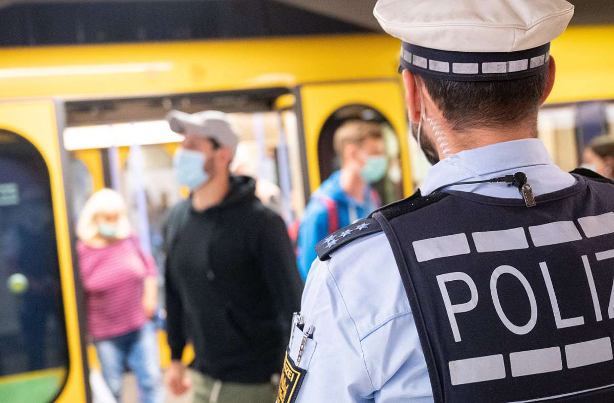 Die Maskenpflicht in Bussen und Bahnen soll in Baden-Württemberg nicht abgeschafft werden. Foto: dpa/Sebastian Gollnow