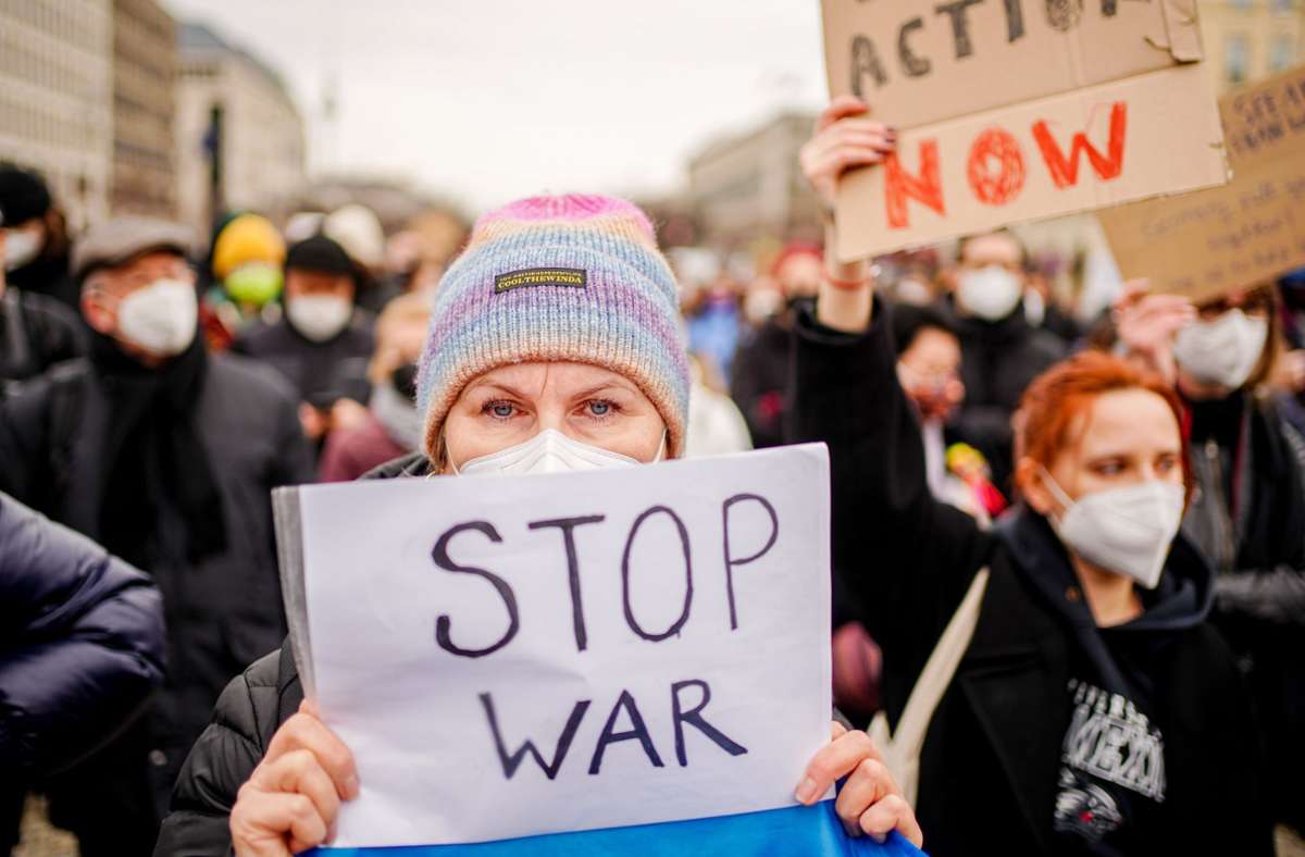 “Stop War“ steht auf dem Plakat dieser Demonstrantin in Berlin.